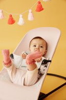 Little Pea BabyBjorn Bouncer Balance Soft-light-pink-grey-cotton-jersey_bf_lifestyle